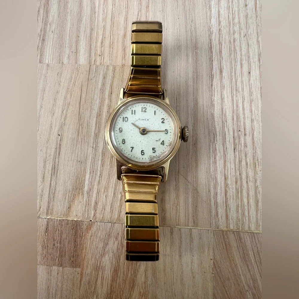 Vintage Timex ladies round gold tone mechanical winding watch